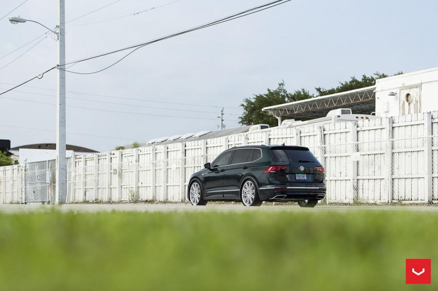  Volkswagen Tiguan R-Line on Vossen Wheels (CV10) 2019 года  (фото 14 из 36)